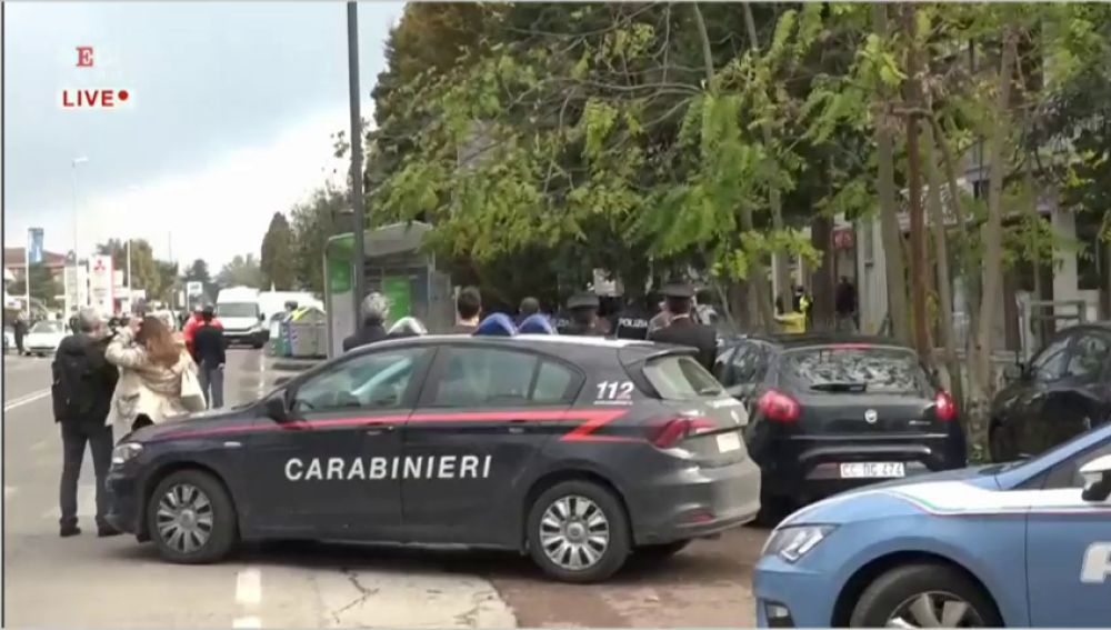 Un hombre se atrinchera con 5 rehenes en una oficina de correos en el norte de Italia por ser condenado a prisión