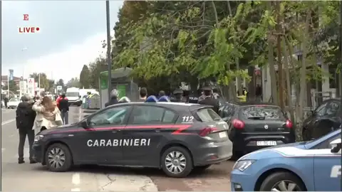 Un hombre se atrinchera con 5 rehenes en una oficina de correos en el norte de Italia por ser condenado a prisión Un hombre se atrinchera con 5 rehenes en una oficina de correos en el norte de Italia por ser condenado a prisión