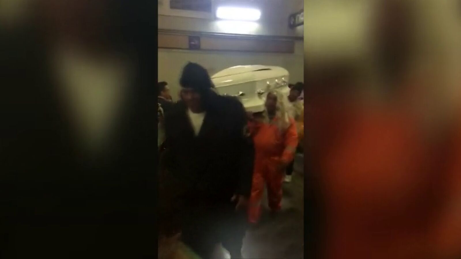 Entran con un ataúd en el metro de México