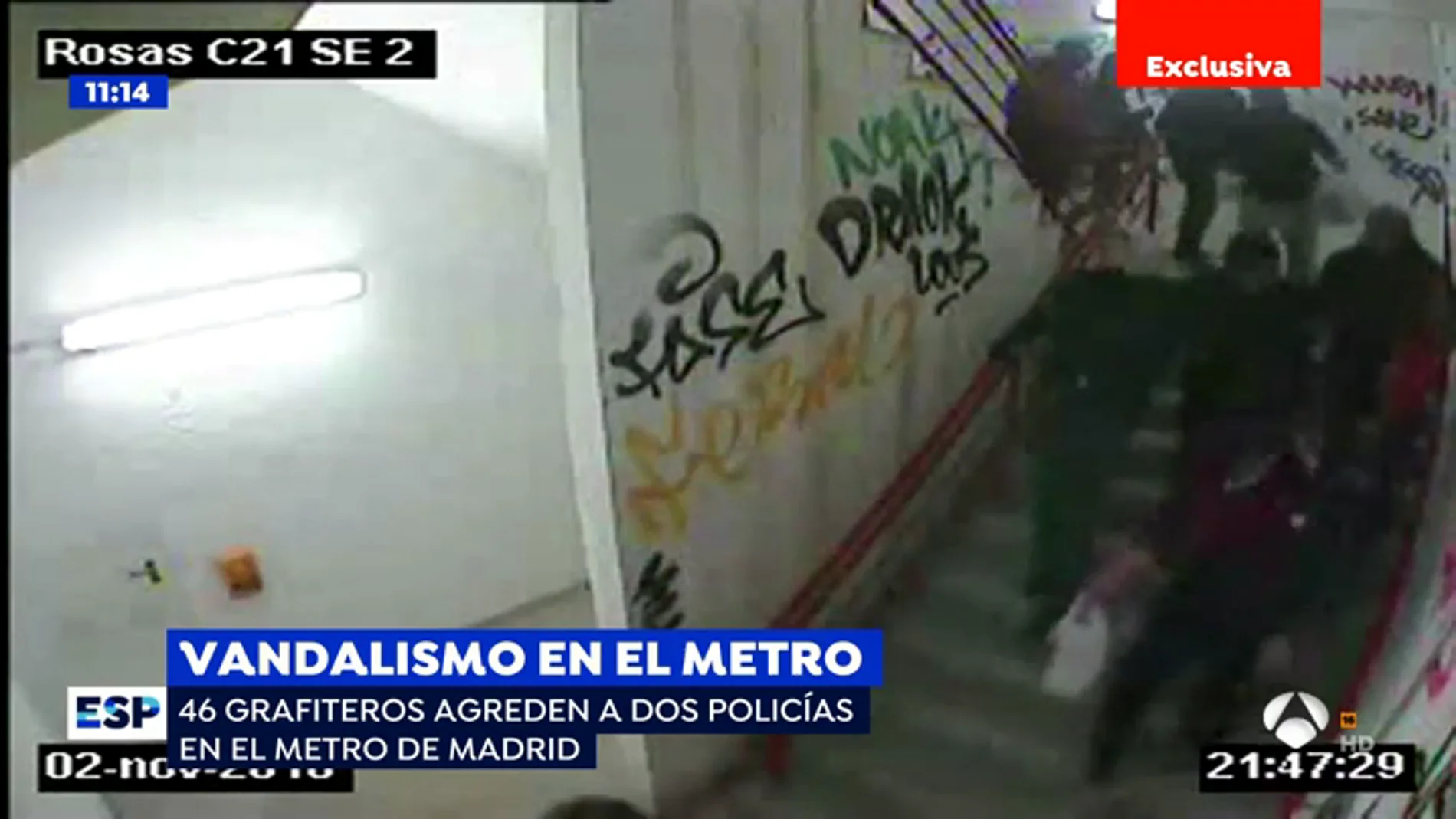 Un grupo de 46 grafiteros agrede en el metro a dos policías.