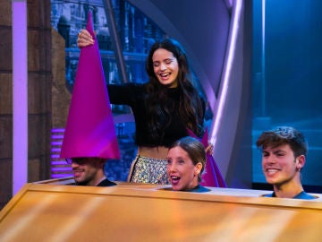 Rosalía y las cabezas cantarinas nos hacen disfrutar de 'Malamente' en 'El Hormiguero 3.0'