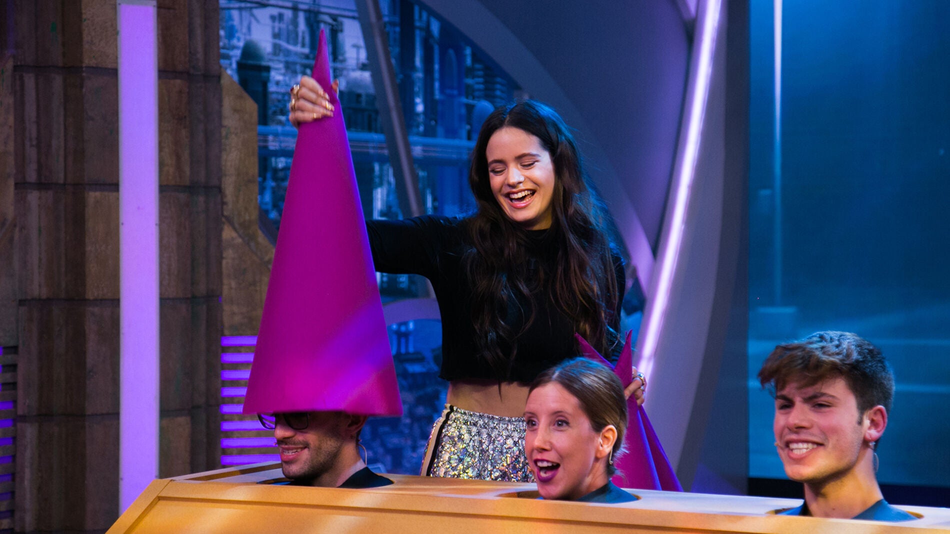 Rosal&iacute;a y las cabezas cantarinas nos hacen disfrutar de 'Malamente' en 'El Hormiguero 3.0'