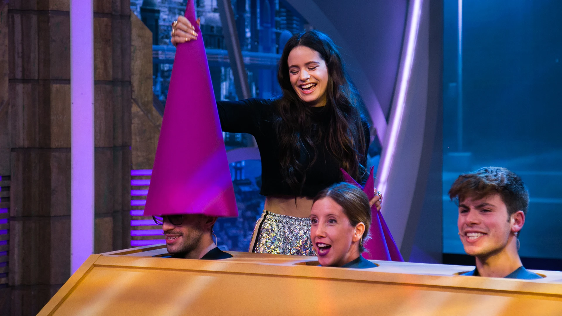 Rosalía y las cabezas cantarinas nos hacen disfrutar de 'Malamente' en 'El Hormiguero 3.0' Rosalía y las cabezas cantarinas nos hacen disfrutar de 'Malamente' en 'El Hormiguero 3.0'