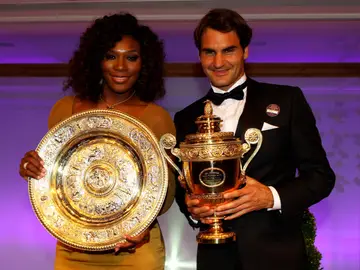 Serena Williams y Roger Federer, en 2012 con sus trofeos de campeones de Wimbledon Serena Williams y Roger Federer, en 2012 con sus trofeos de campeones de Wimbledon