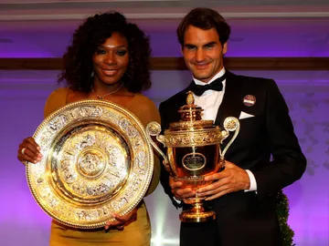Serena Williams y Roger Federer, en 2012 con sus trofeos de campeones de Wimbledon Serena Williams y Roger Federer, en 2012 con sus trofeos de campeones de Wimbledon