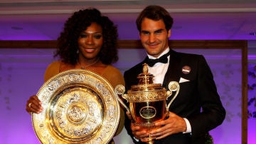 Serena Williams y Roger Federer, en 2012 con sus trofeos de campeones de Wimbledon