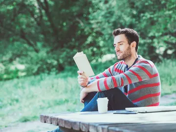 Chico leyendo Chico leyendo