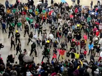 Los bomberos de Burgos hacen un 'flashmob' para recaudar fondos para la ELA