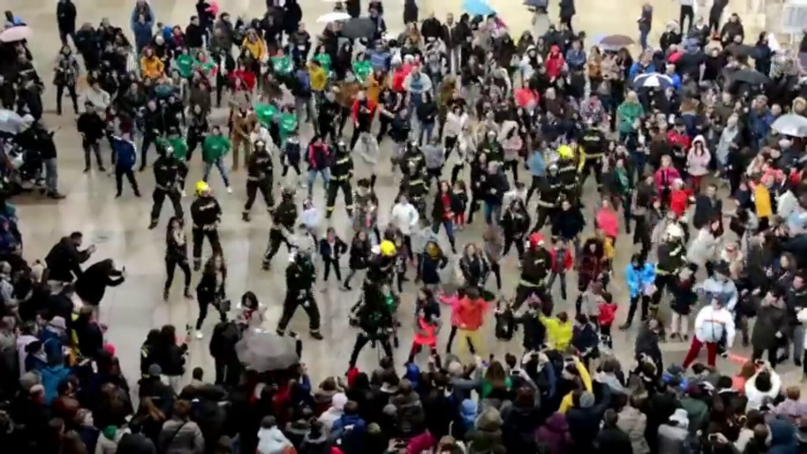 Los bomberos de Burgos hacen un 'flashmob' para recaudar fondos para la ELA