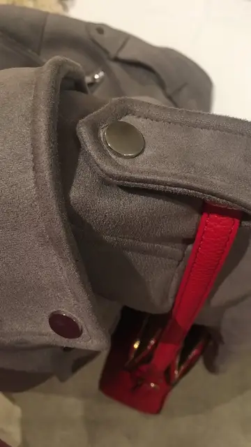 Sale a la luz la sorprendente utilidad del botón que llevan las cazadoras en el hombro Sale a la luz la sorprendente utilidad del botón que llevan las cazadoras en el hombro