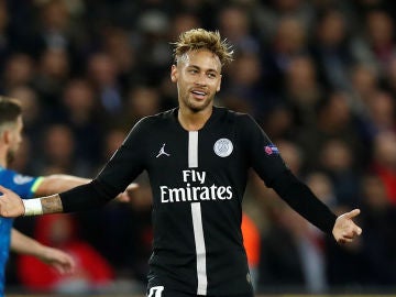 Neymar, en acción ante el Nápoles