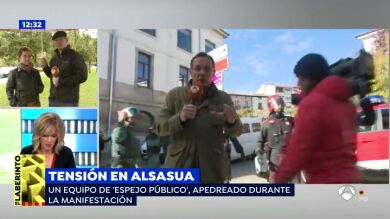 Apedrean a un equipo de 'Espejo Público' en la manifestación de Alsasua: 