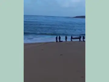 Un inmigrante que viajaba en una patera fallece tras impactar con las rocas en Caños de Meca Un inmigrante que viajaba en una patera fallece tras impactar con las rocas en Caños de Meca