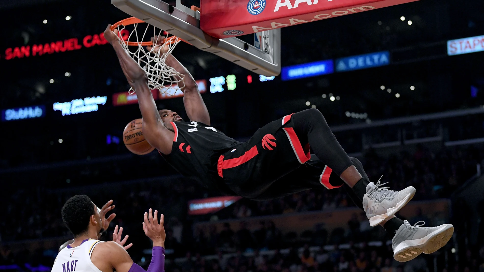 Serge Ibaka 'machaca' el aro de los Lakers Serge Ibaka 'machaca' el aro de los Lakers