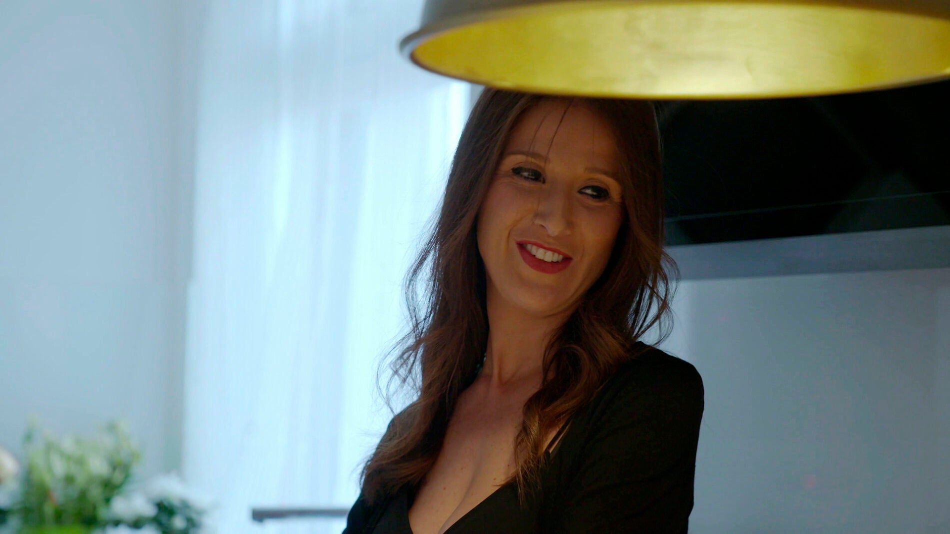 M&oacute;nica se viene abajo al escuchar la canci&oacute;n de Juanra