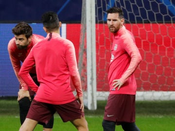 Messi entrena con sus compañeros en San Siro