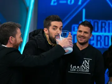 David Broncano se bebe la ciencia de Marron David Broncano se bebe la ciencia de Marron