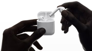 Los AirPods siguen sin tener carga inalámbrica a pesar de que Apple anunció que la obtendrían hace ya mucho tiempo