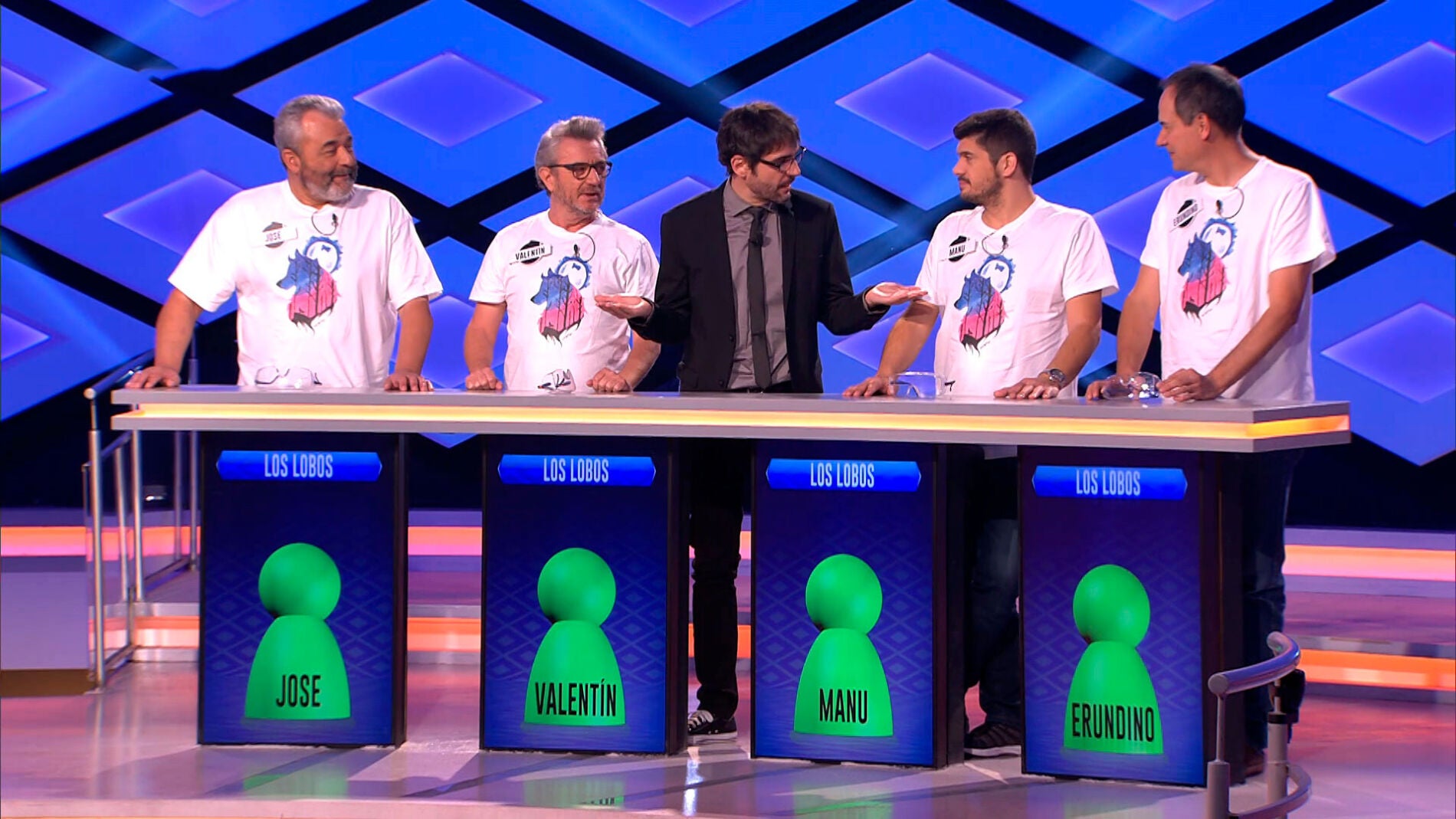 Una seguidora de 'Los Lobos' sorprende a todos en el plat&oacute; de '&iexcl;Boom!' con unas incre&iacute;bles camisetas