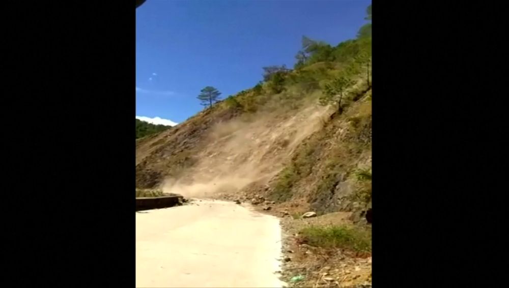 Una pasajera de un autobús se queda atrapada por el desprendimiento de una ladera en Filipinas