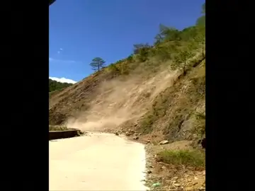 Una pasajera de un autobús se queda atrapada por el desprendimiento de una ladera en Filipinas Una pasajera de un autobús se queda atrapada por el desprendimiento de una ladera en Filipinas