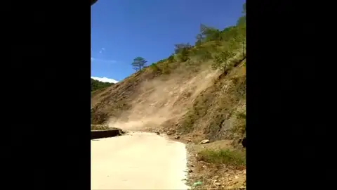 Una pasajera de un autobús se queda atrapada por el desprendimiento de una ladera en Filipinas Una pasajera de un autobús se queda atrapada por el desprendimiento de una ladera en Filipinas