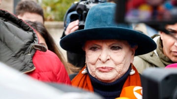 Lucía Bosé a su llegado a los juzgados