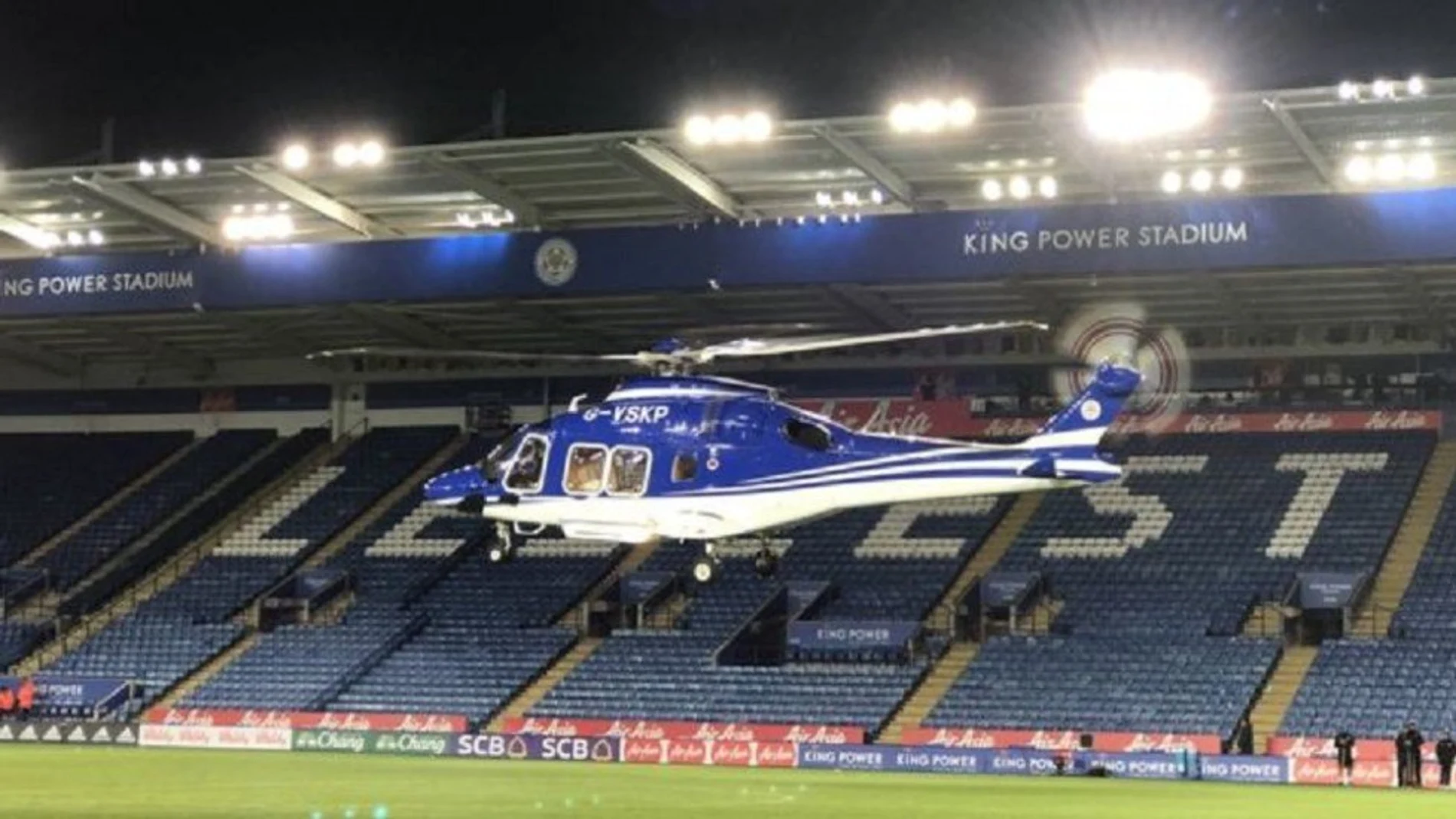 El helicóptero del dueño del Leicester despega del estadio del equipo inglés El helicóptero del dueño del Leicester despega del estadio del equipo inglés