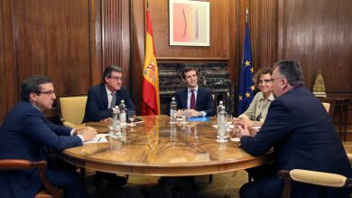 La cita 'constitucionalista' convocada por el PP se celebra con perfil bajo y apelando al 