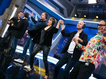VÍDEO: Carlos Latre hace llorar de la risa a todos en 'El Hormiguero 3.0' con un divertidísimo 'teléfono escacharrado de imitaciones' VÍDEO: Carlos Latre hace llorar de la risa a todos en 'El Hormiguero 3.0' con un divertidísimo 'teléfono escacharrado de imitaciones'