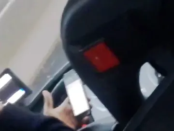 Un chófer de autobús utilizando el móvil mientras conduce Un chófer de autobús utilizando el móvil mientras conduce