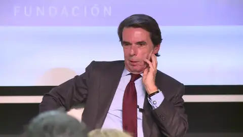 Aznar: "Tenemos un gobierno peculiar, por decirlo diplomáticamente, apoyado por los que se quieren liquidar el país" Aznar: "Tenemos un gobierno peculiar, por decirlo diplomáticamente, apoyado por los que se quieren liquidar el país"