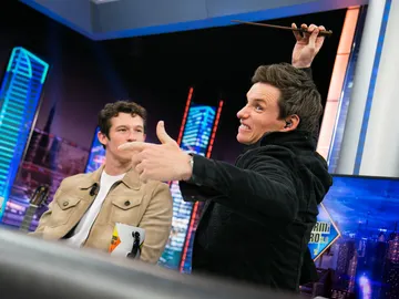 Eddie Redmayne y Callum Turner enseñan a Pablo Motos a usar una varita mágica en 'El Hormiguero 3.0' Eddie Redmayne y Callum Turner enseñan a Pablo Motos a usar una varita mágica en 'El Hormiguero 3.0'