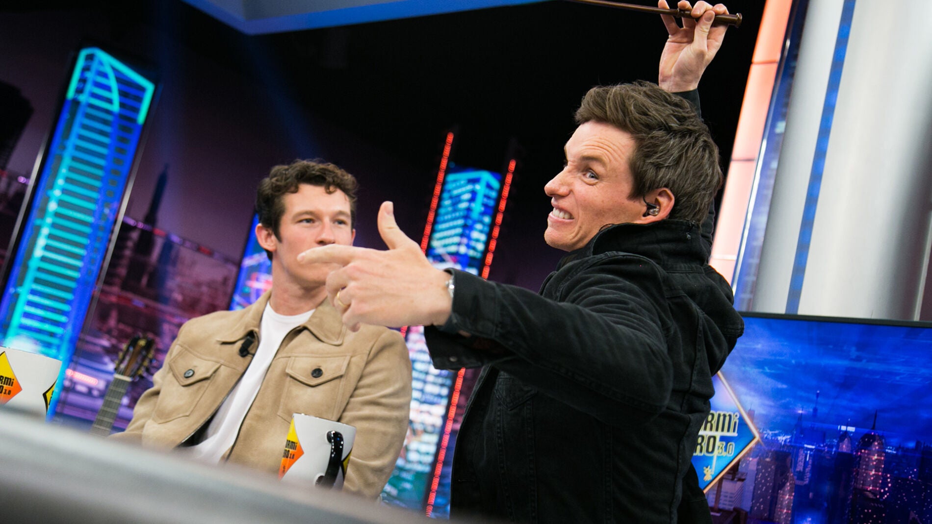 Eddie Redmayne y Callum Turner ense&ntilde;an a Pablo Motos a usar una varita m&aacute;gica en 'El Hormiguero 3.0'