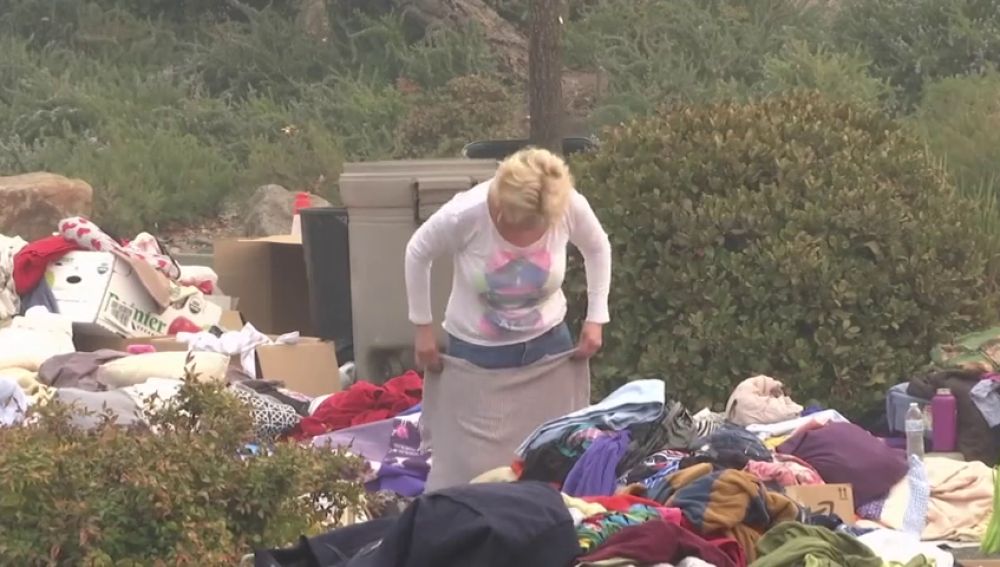 Las víctimas de los incendios de California acampan en un aparcamiento tras perder sus casas