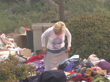 Las víctimas de los incendios de California acampan en un aparcamiento tras perder sus casas