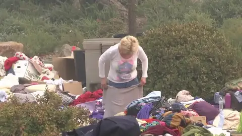 Las víctimas de los incendios de California acampan en un aparcamiento tras perder sus casas Las víctimas de los incendios de California acampan en un aparcamiento tras perder sus casas