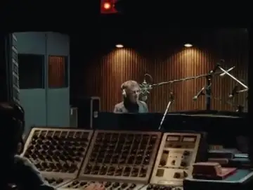 Elton John emociona en uno de los anuncios navideños más esperados por los británicos Elton John emociona en uno de los anuncios navideños más esperados por los británicos