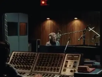 Elton John emociona en uno de los anuncios navideños más esperados por los británicos Elton John emociona en uno de los anuncios navideños más esperados por los británicos