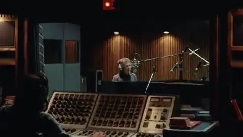 Elton John emociona en uno de los anuncios navideños más esperados por los británicos Elton John emociona en uno de los anuncios navideños más esperados por los británicos