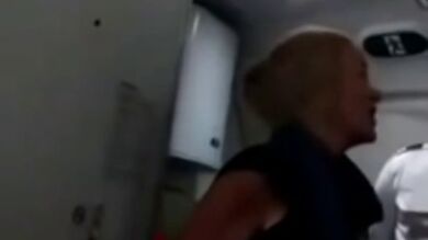 Una pasajera agrede verbalmente a miembros de una tripulación tras negarse a servirle más alcohol 