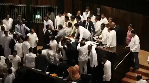 Estalla la tensión en el Parlamento de Sri Lanka con una pelea entre diputados Estalla la tensión en el Parlamento de Sri Lanka con una pelea entre diputados