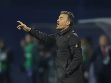 Luis Enrique da instrucciones a los jugadores desde la banda Luis Enrique da instrucciones a los jugadores desde la banda