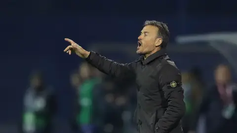 Luis Enrique da instrucciones a los jugadores desde la banda Luis Enrique da instrucciones a los jugadores desde la banda