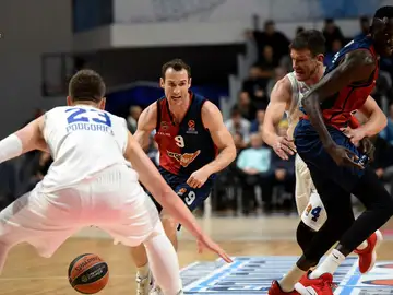 Huertas conduce el balón en el partido del Baskonia Huertas conduce el balón en el partido del Baskonia