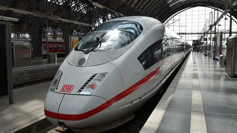 Un tren en una estación de Alemania Un tren en una estación de Alemania