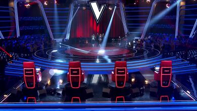 La espectacular entrada de Paulina Rubio, Luis Fonsi, Antonio Orozco y Pablo López en el plató de 'La Voz'