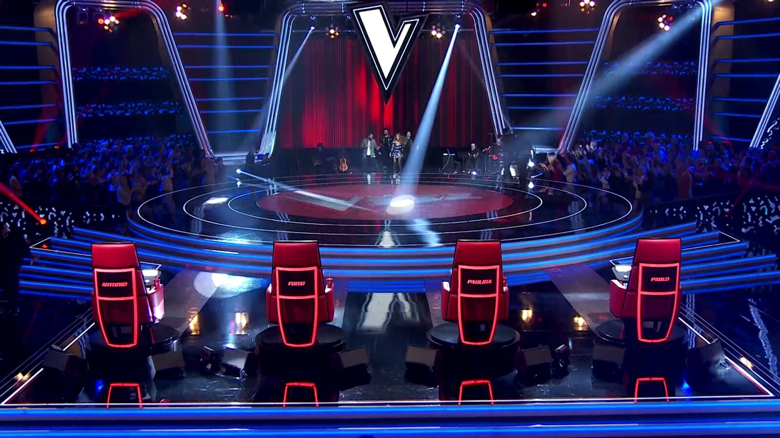 La espectacular entrada de Paulina Rubio, Luis Fonsi, Antonio Orozco y Pablo López en el plató de 'La Voz'