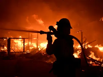 Última hora del incendio forestal en Madrid, en directo: el fuego continúa activo y sin control por la Comunidad Última hora del incendio forestal en Madrid, en directo: el fuego continúa activo y sin control por la Comunidad