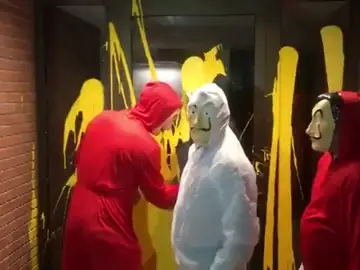 Un grupo de voluntarios limpia las pintadas de Arran en la casa del juez Pablo Llarena Un grupo de voluntarios limpia las pintadas de Arran en la casa del juez Pablo Llarena